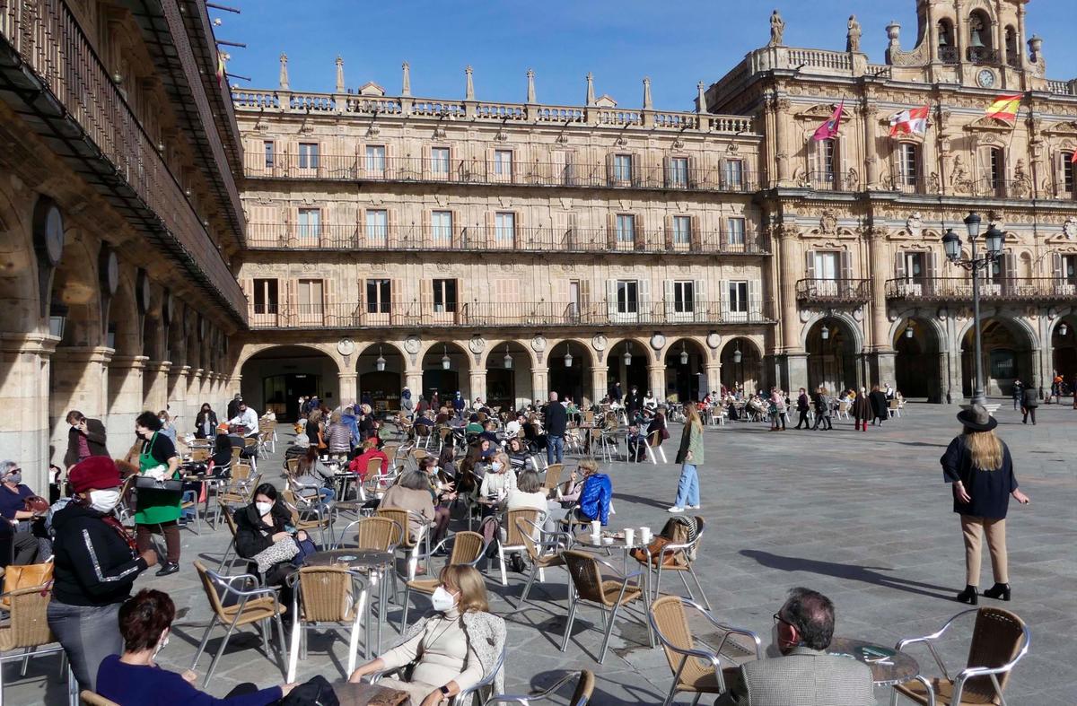 Varias personas disfrutan de las terrazas en la Plaza Mayor