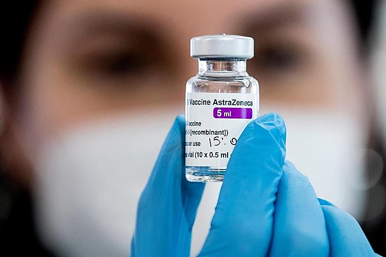Un sanitario muestra un vial de la vacuna de AstraZeneca