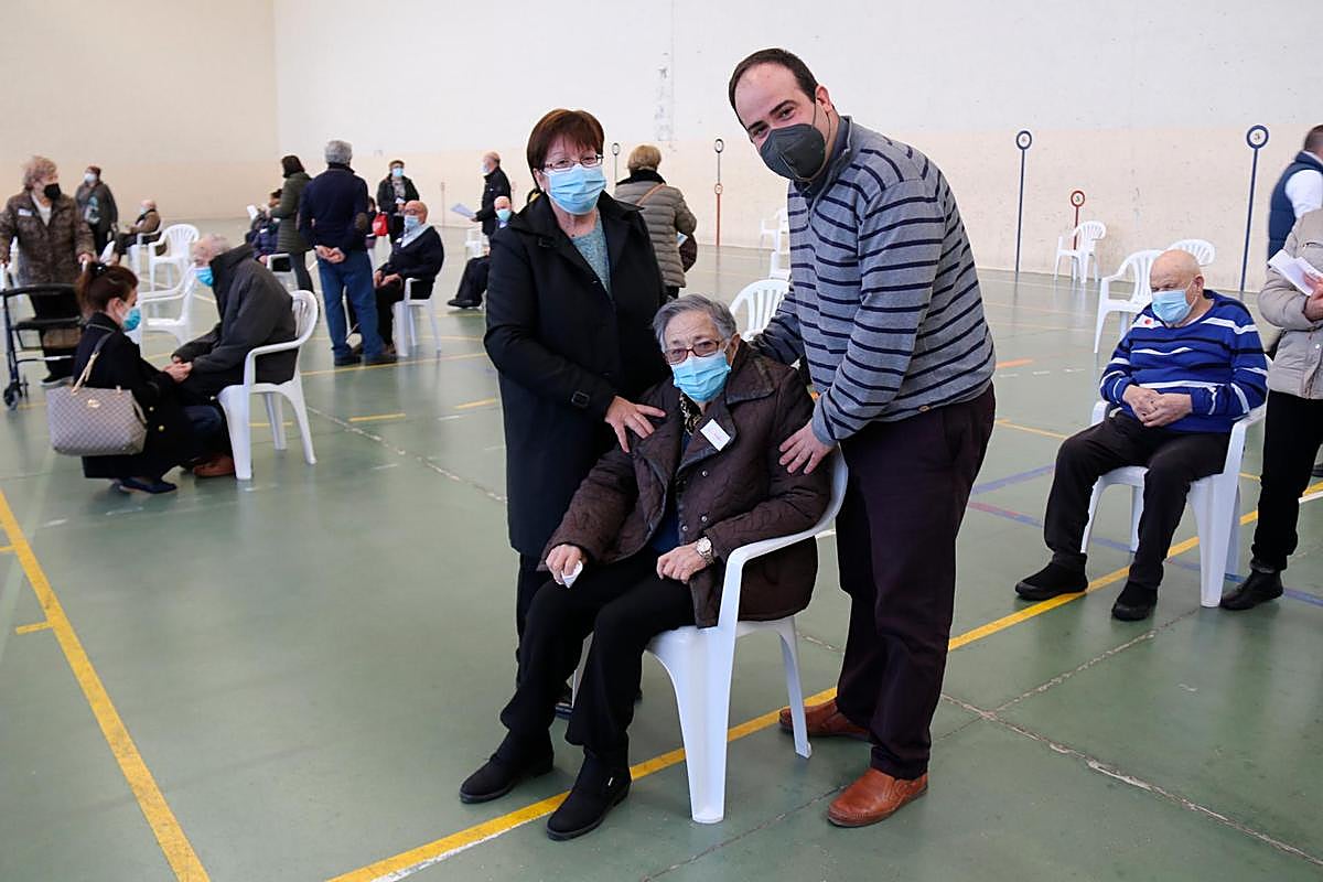 El sacerdote Fernando García, con su abuela y su tía.
