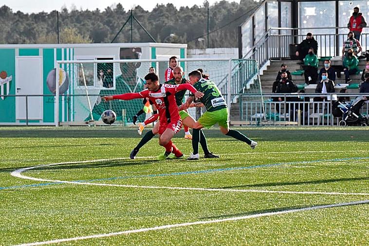 Antonio Marín disputa un balón en el centro del campo