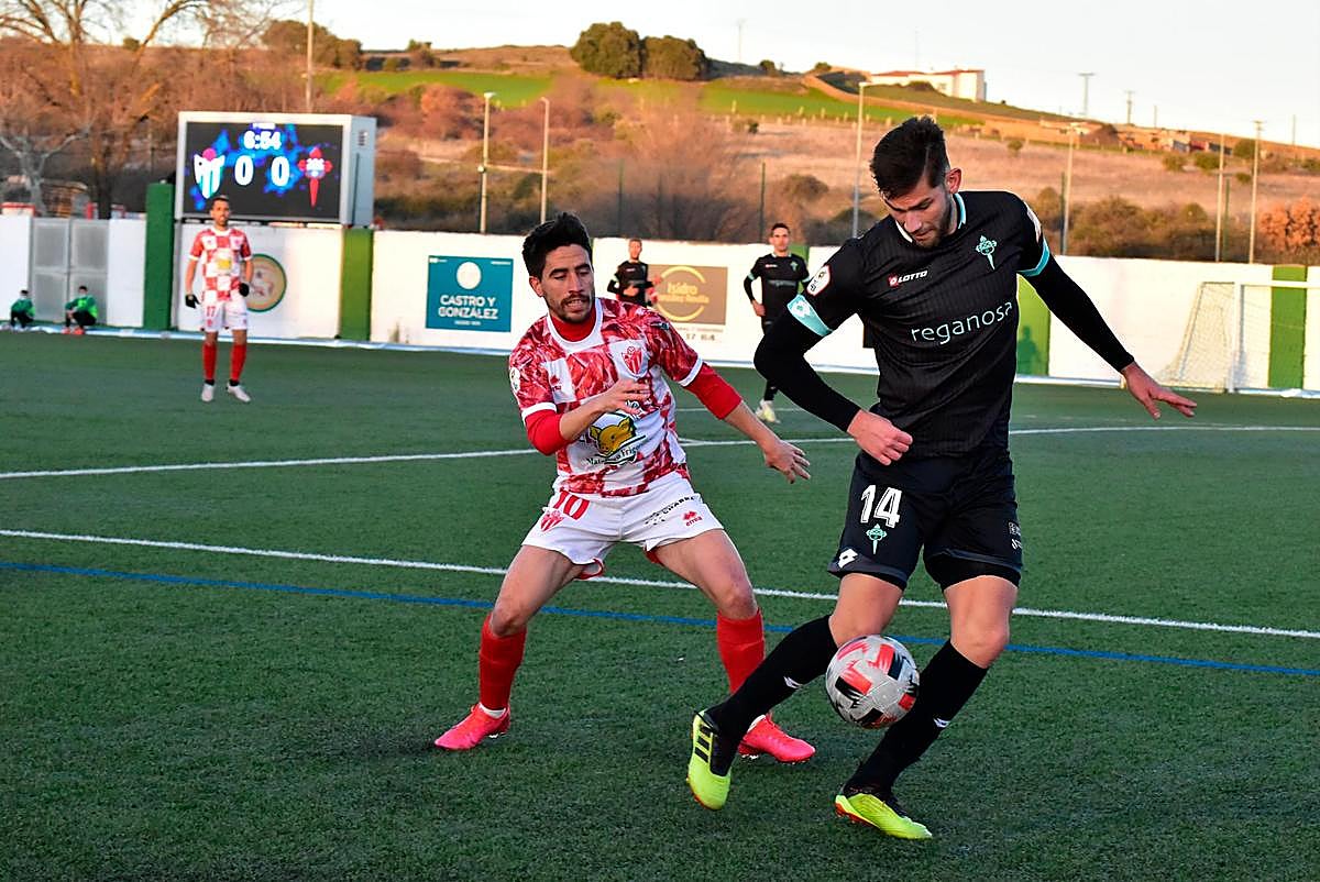 Partido entre el Guijuelo y el Racing de Ferrol de la primera vuelta.