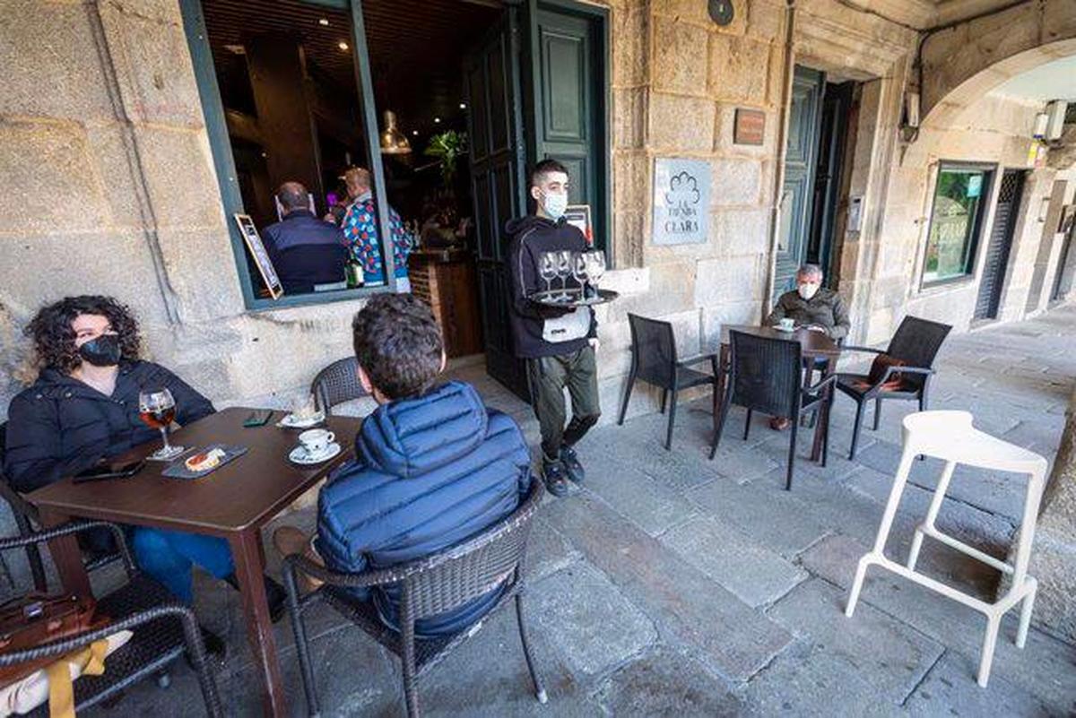 Un empleado trabaja en la terraza de su establecimiento.