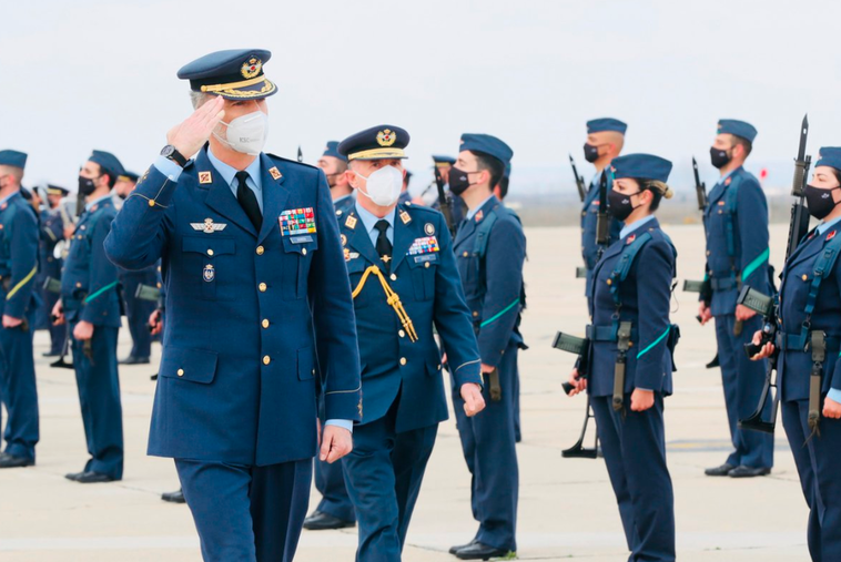 El Rey Felipe VI conoce de cerca la labor de formación de la base aérea de Matacán