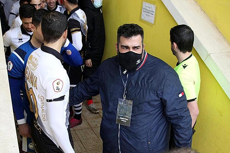 Miguel Ángel Sandoval, presidente del Unionistas, antes de un encuentro con sus jugadores.