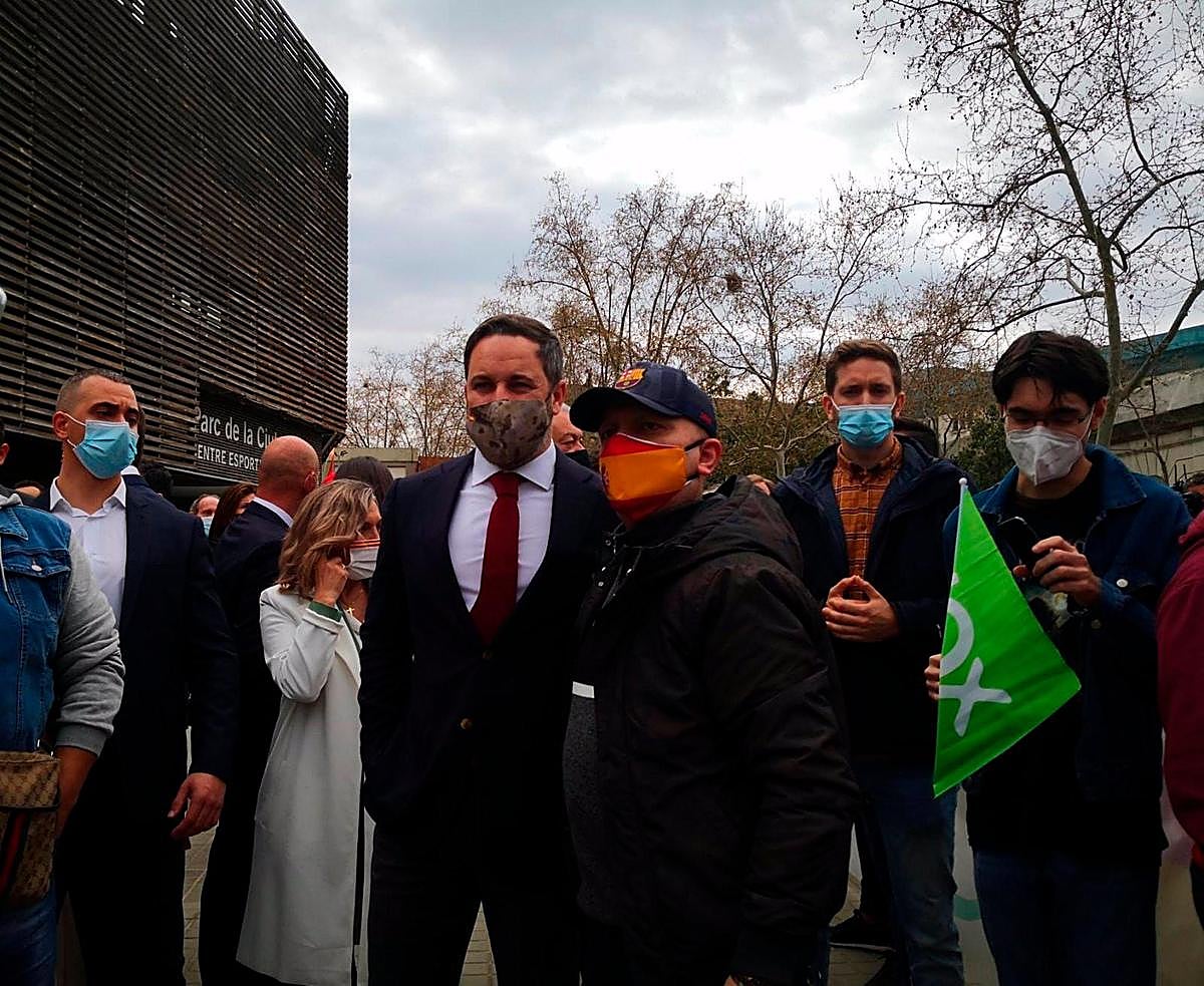 Santiago Abascal sacándose una foto junto a un ciudadano.