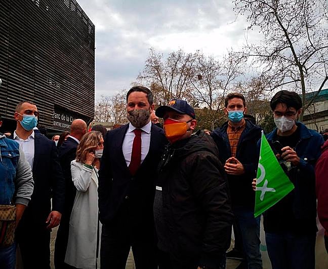 Santiago Abascal sacándose una foto junto a un ciudadano.