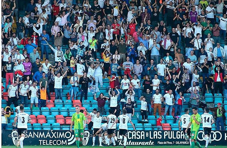 El Salamanca celebra un gol en un derbi contra el Unionistas en el Helmántico.