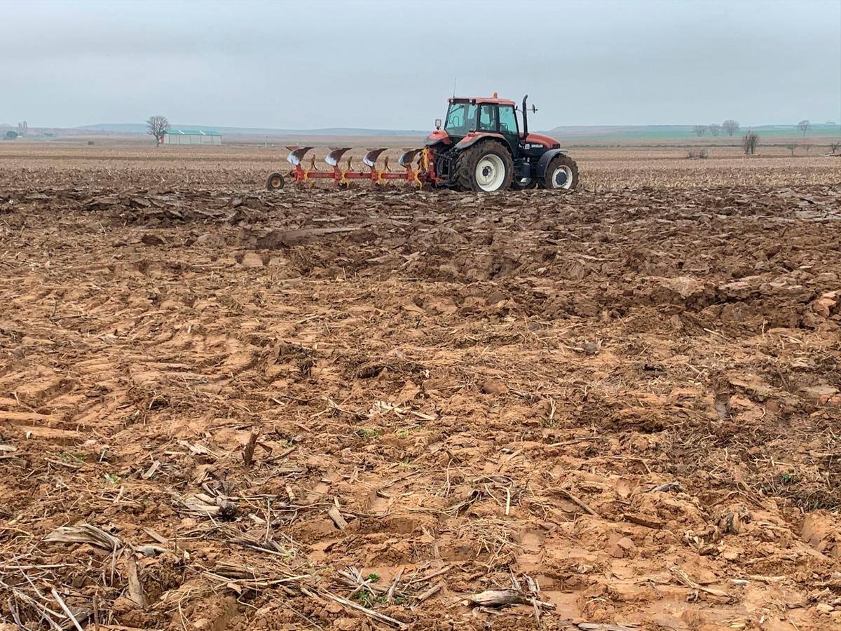 Un tractor en el campo preparando la tierra.