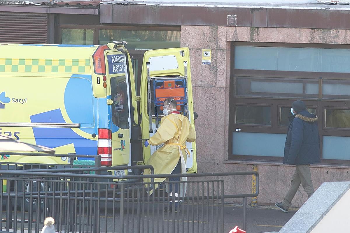 Una ambulancia en el exterior del Complejo Hospitalario de Salamanca.