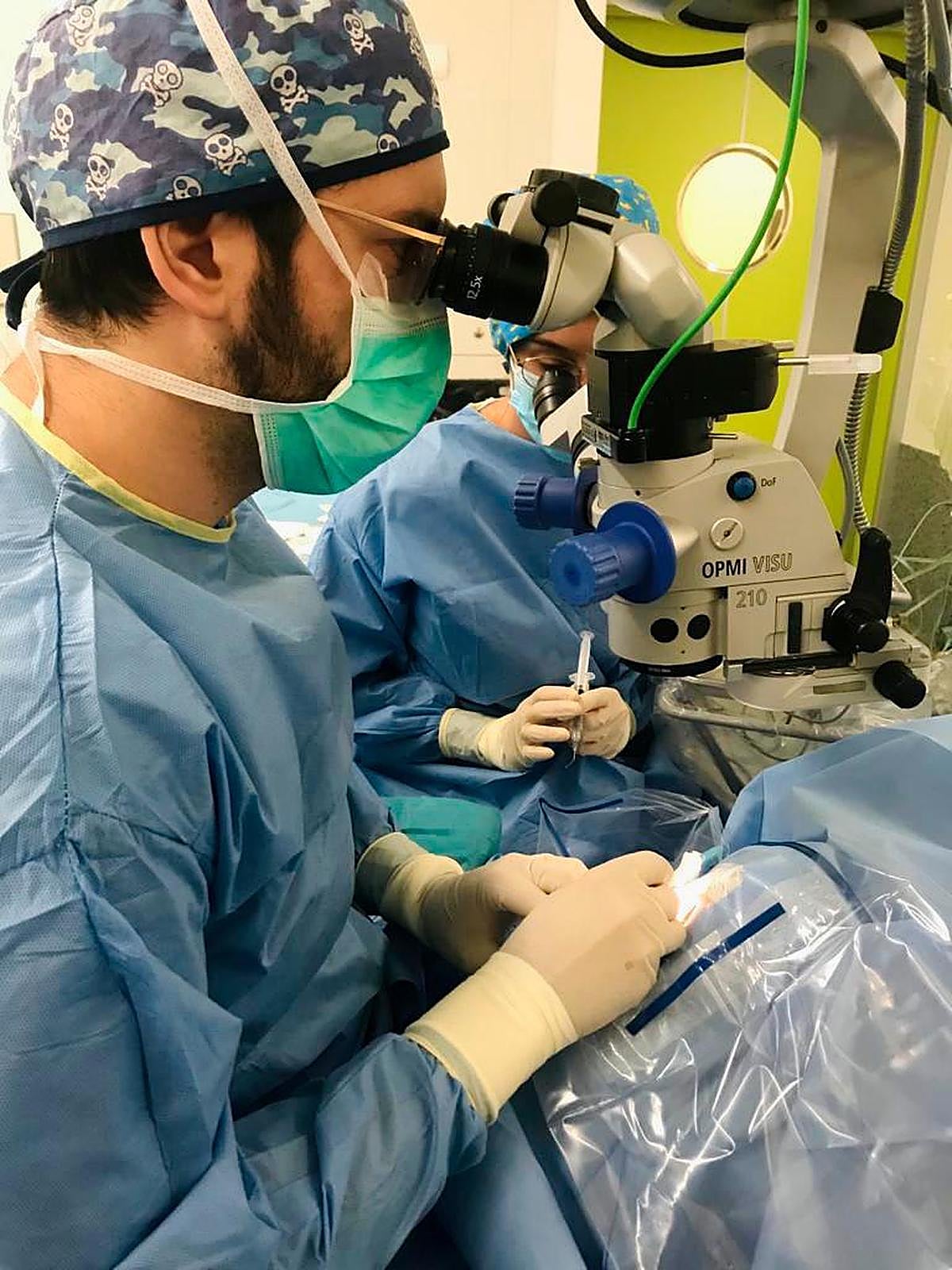 Miguel Diego, en primer plano, durante una cirugía en el Río Hortega.