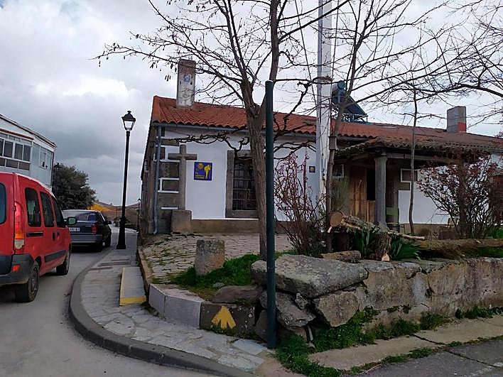 Exterior del albergue parroquial Santa María de Fuenterroble de Salvatierra.