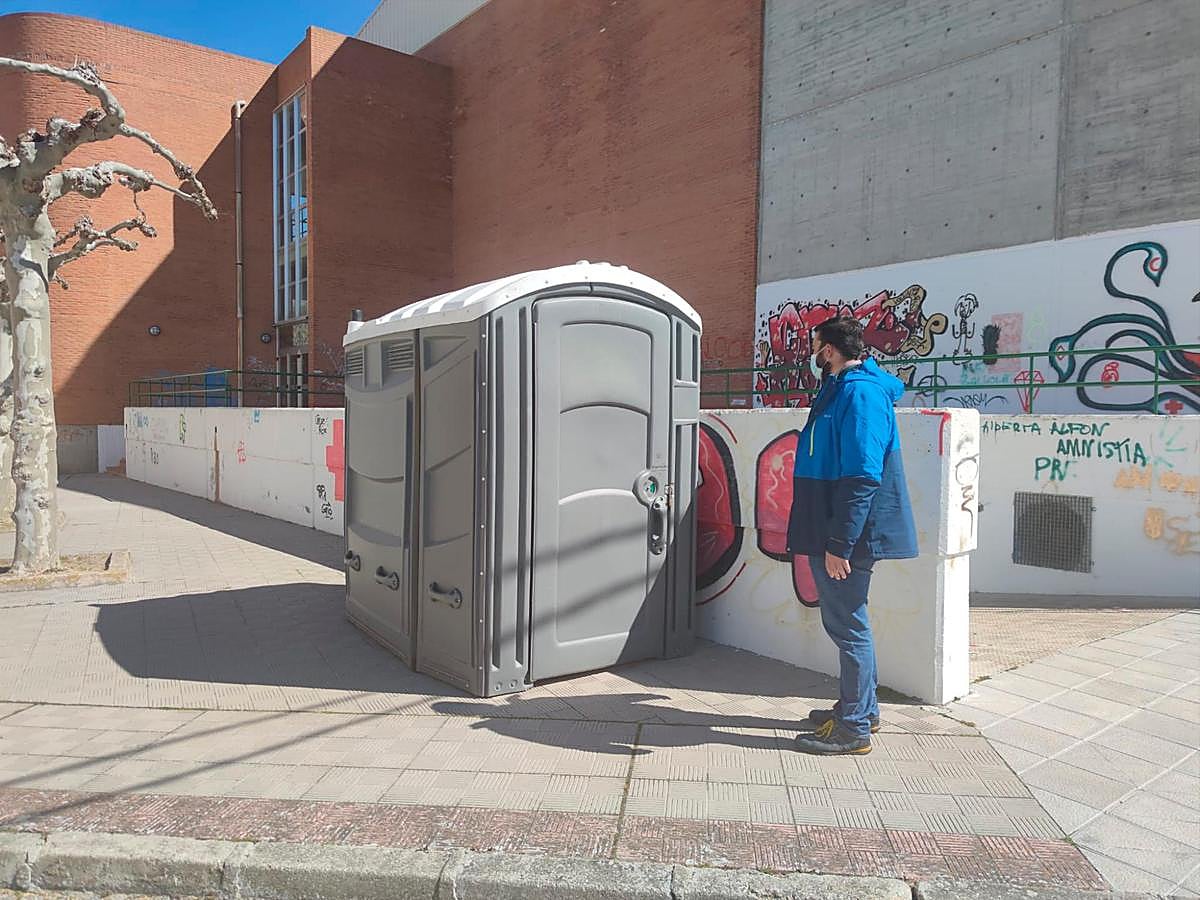 Imagen del aseo adaptado junto al concejal de Urbanismo, Antonio Poveda.