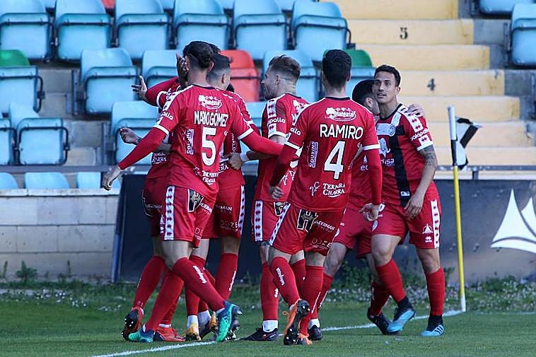 Los jugadores del Unionistas celebran el gol marcado por Dieguito el pasado domingo en el Helmántico.
