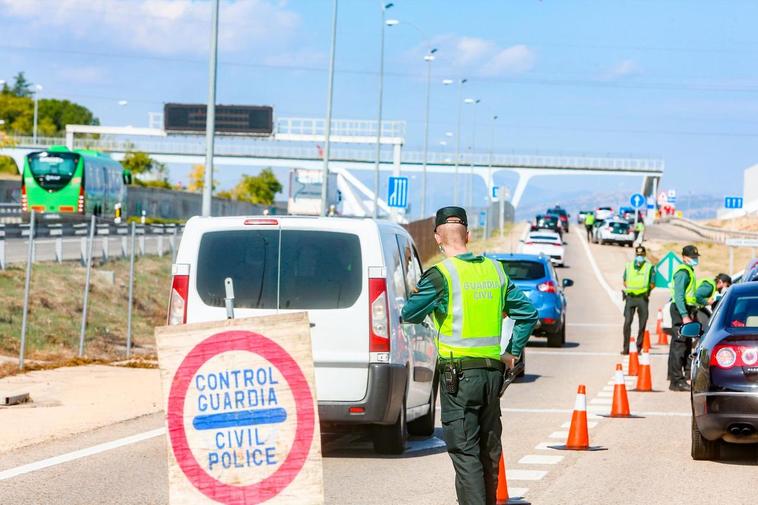 Imagen de un control de la Guardia Civil de Tráfico.