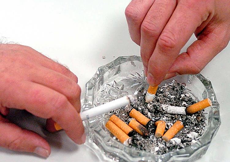 Cigarrillos en un cenicero.