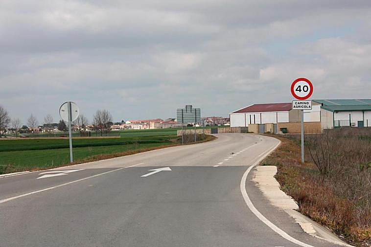 La carretera desde Villares hasta Aldeaseca tiene su carril bici en la margen derecha.