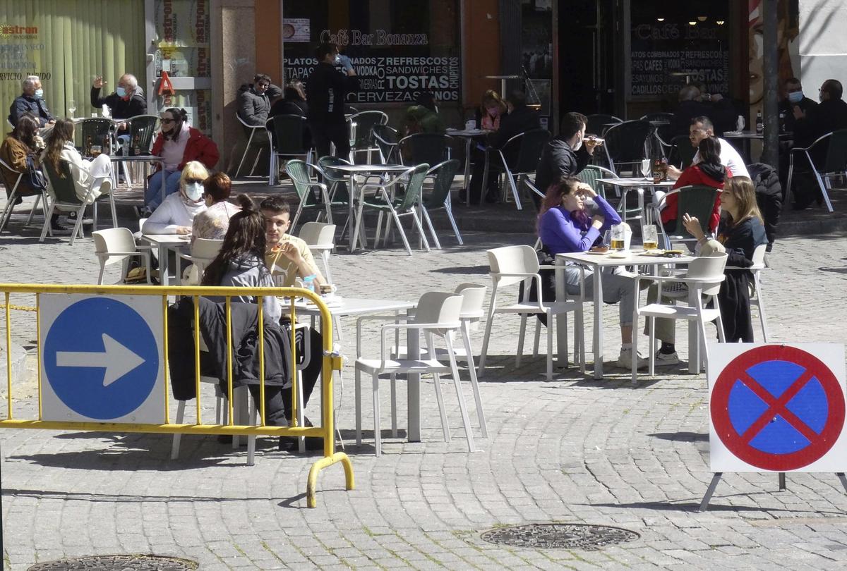 Buen ambiente en las terrazas en Salamanca antes de la llega de la ola de frío.