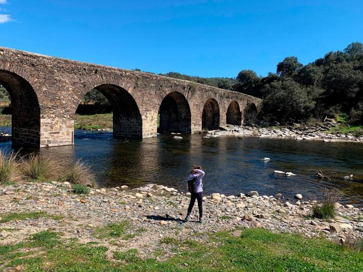 El puente romano sobre el río Alagón es un lugar ideal para coger fuerzas... y tirar piedras