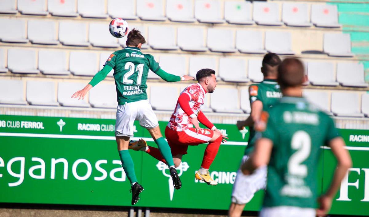 Bruno Rivada y Miguel luchan por hacerse con el esférico en un salto.