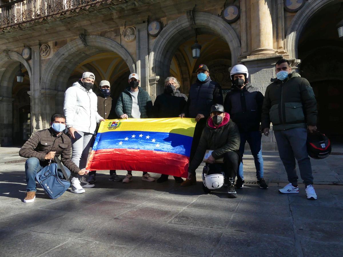 Grupo de venezolanos en la Plaza Mayor.