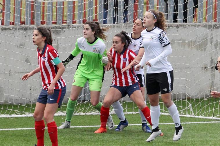 Lucha en el área durante un saque de esquina.