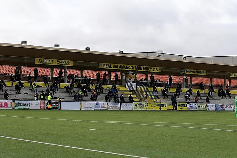 Tribuna del Reina Sofía en un choque del Unionistas.