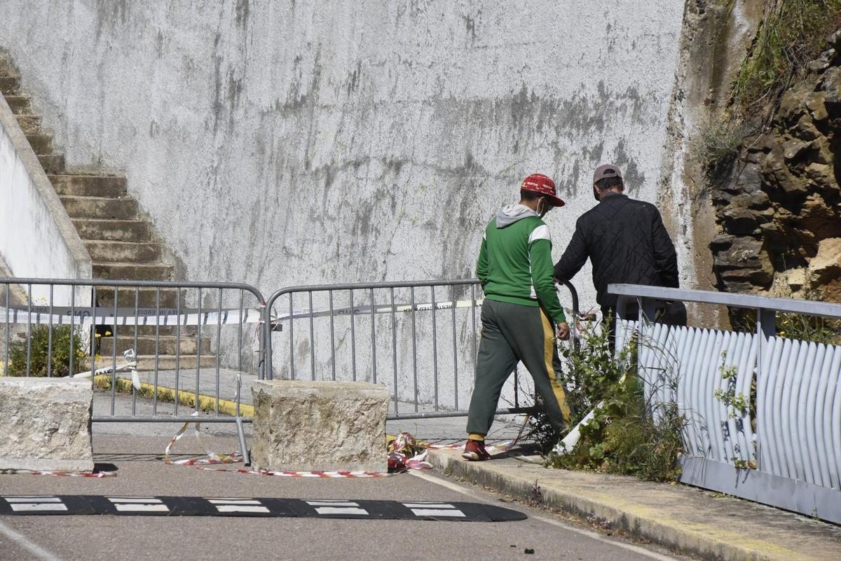 Dos personas cruzan el paso fronterizo bloqueado en la presa de Saucelle.