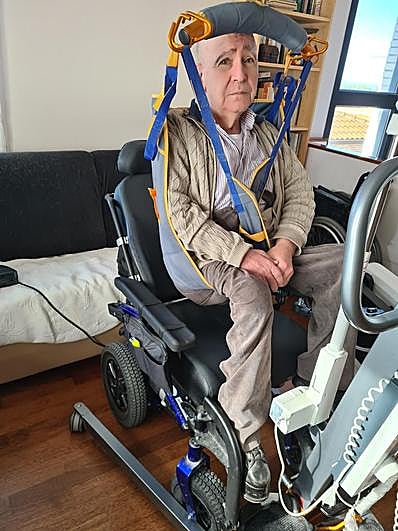 Jesús Granados en la grúa que maneja su mujer para ponerle en la silla de ruedas.