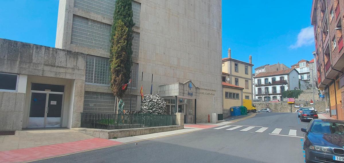 Fachada del hospital “Virgen del Castañar” de Béjar ya sin las pancartas reivindicativas por orden de Sacyl.