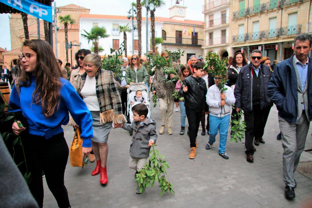 Reparto de ramos en Alba de Tormes.