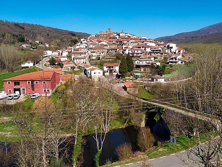 Vista de Montemayor del Río desde el inicio de la ruta