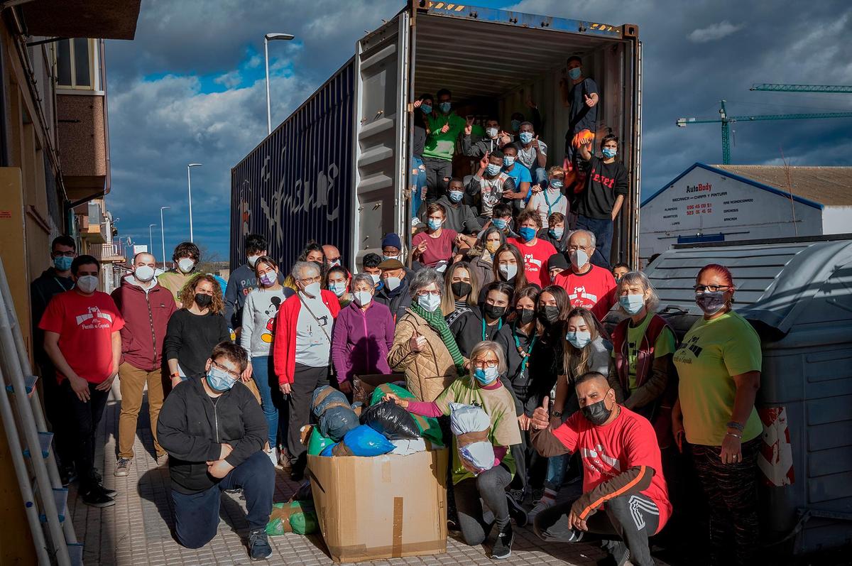 Los voluntarios que vaciaron el ropero para llenar el contenedor humanitario de cajas hacia Paraguay.