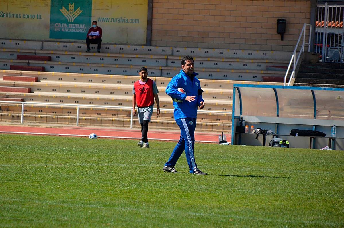 José Escobar, segundo entrenador del Salamanca, dirige la sesión de entrenamiento de este jueves.