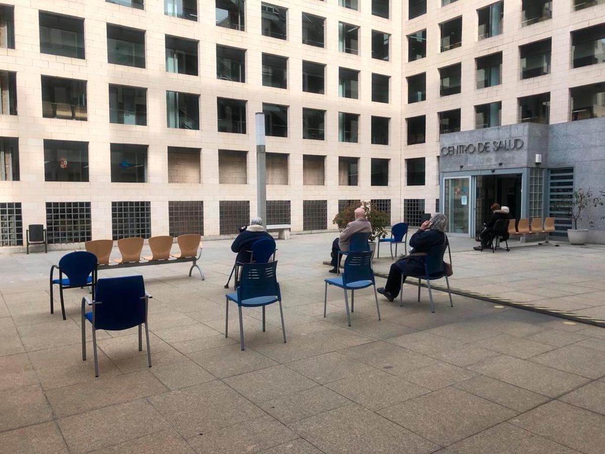 Mayores de 80 años, durante la vacunación este jueves en el patio del Centro de Salud Miguel Armijo de Salamanca.