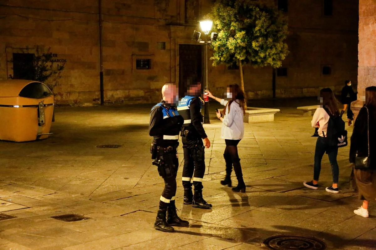 Agentes de la Policía Local durante una intervención nocturna.