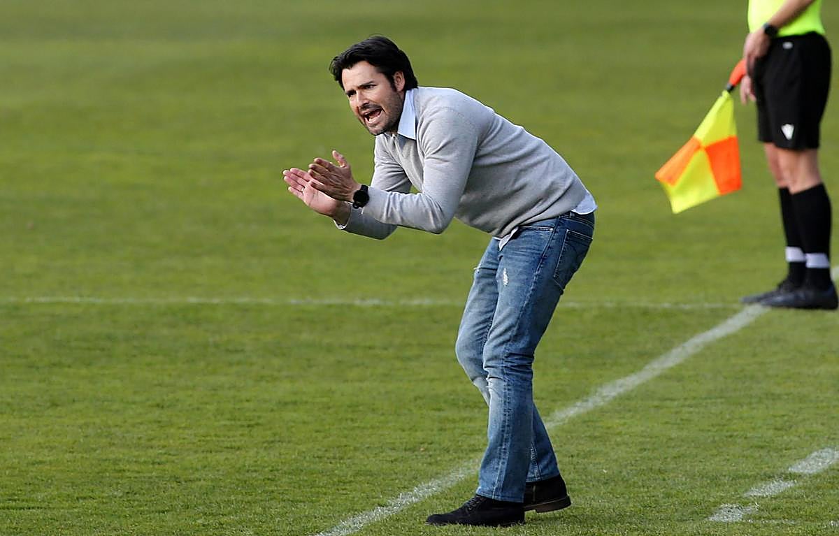 Lolo Escobar aplaude a su equipo durante un choque en el estadio Helmántico.