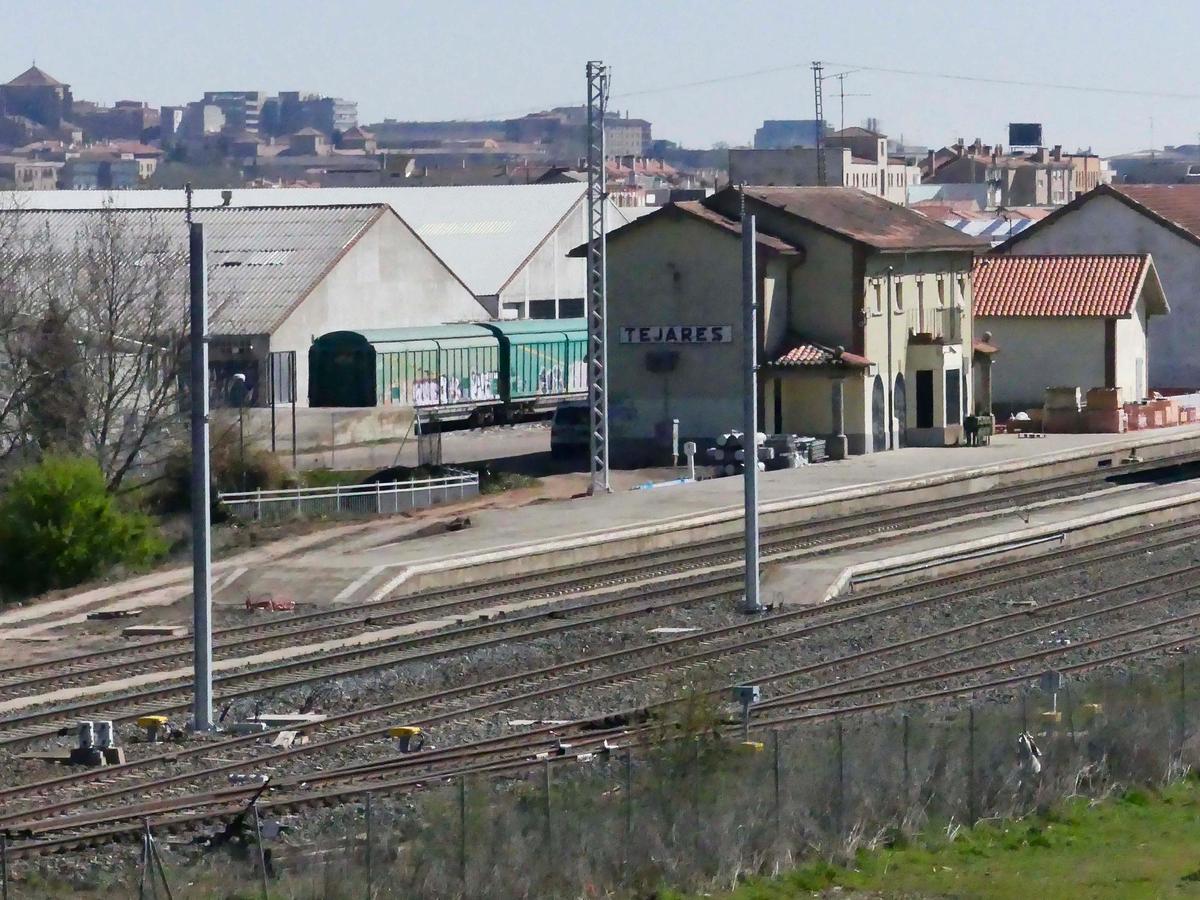 Postes para el tendido de la electrificación de la línea a Portugal, importante para conseguir los servicios de autopista ferroviaria.