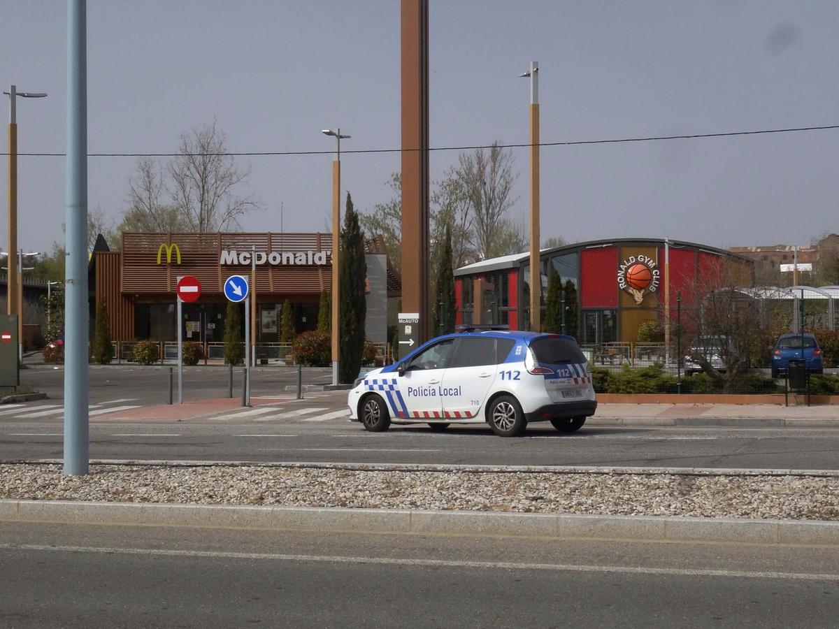 La Policía en el local en el que tuvo lugar el intento de atraco.