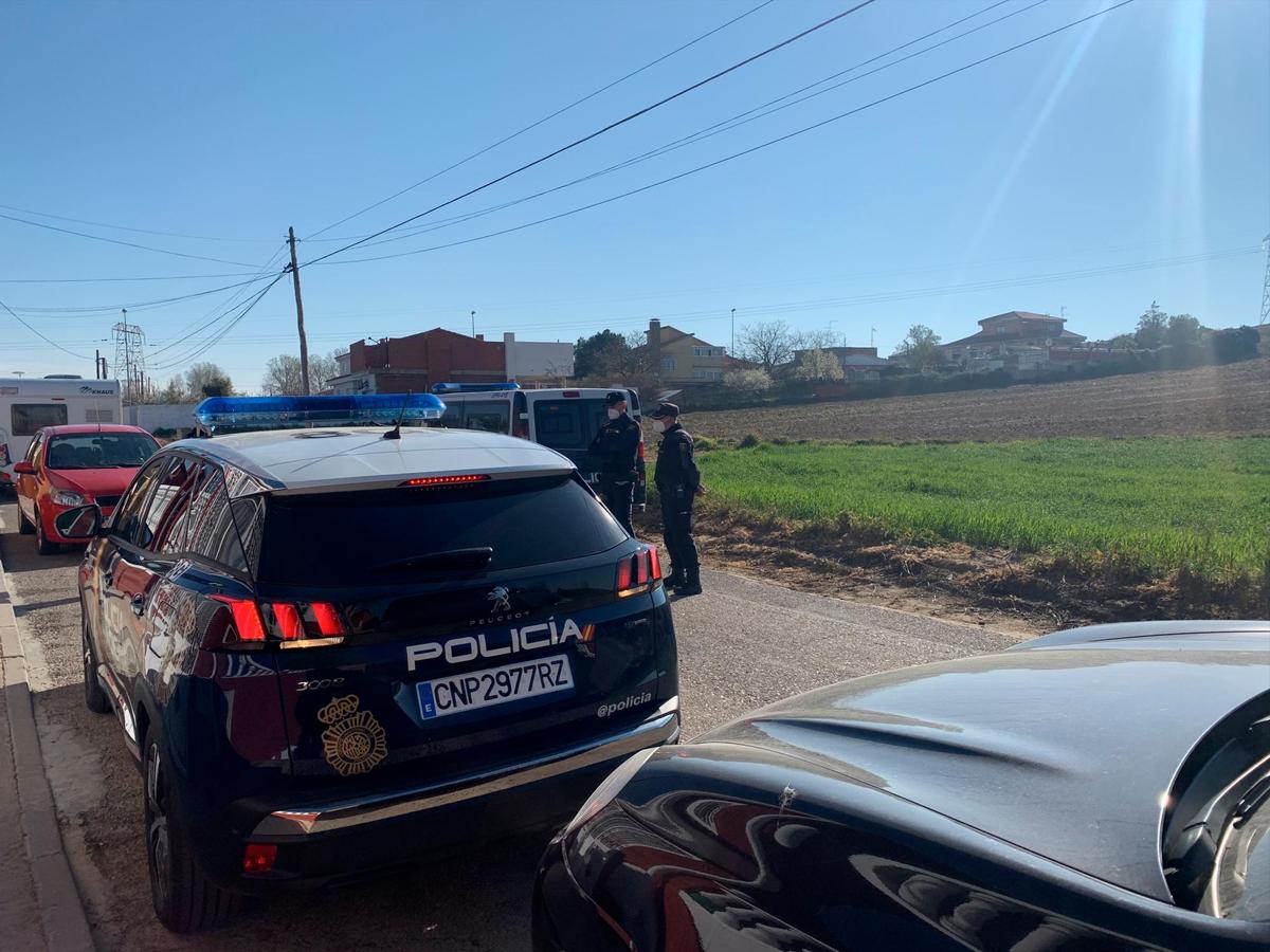 Agentes de la Comisaría de Policía de Salamanca durante el registro en un chalé del Pajarón