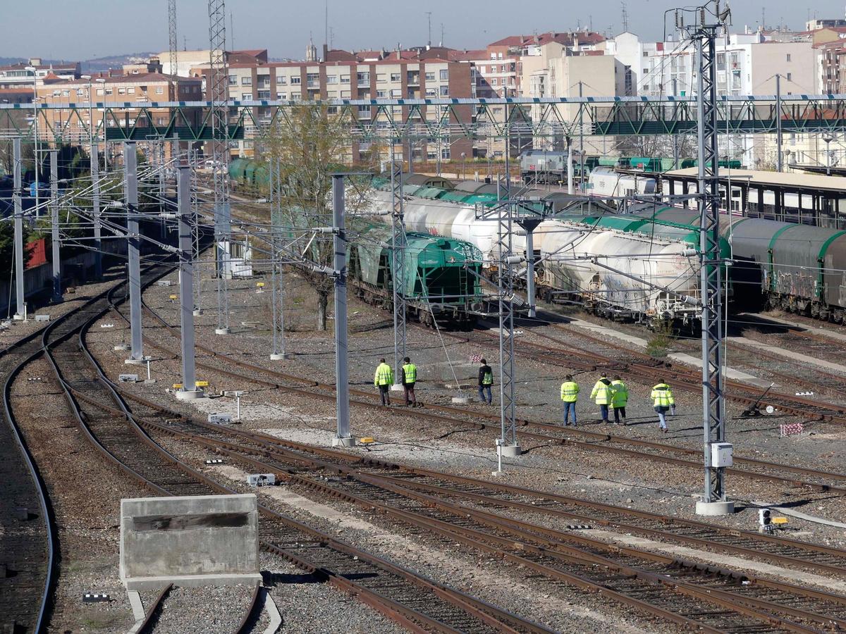 Personal de las obras de electrificación que se están llevando a cabo en la estación de Vialia.