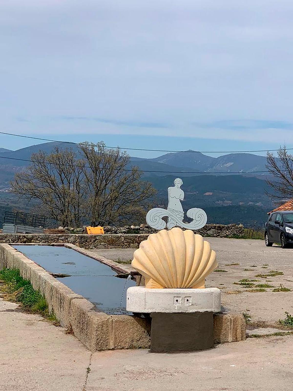 Escultura colocada en Pinedas para recordar la historia de amor de Kiko y Hortensia