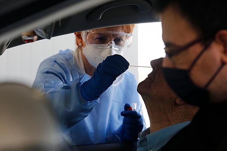 Una persona se somete a una prueba PCR.