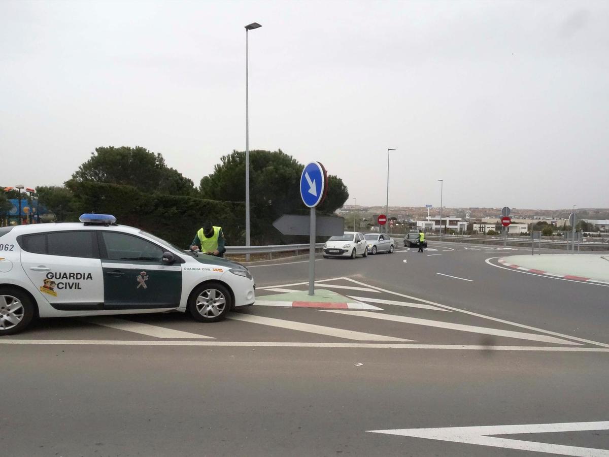 Agentes de la Guardia Civil durante uno de los controles llevados a cabo esta semana en Salamanca.