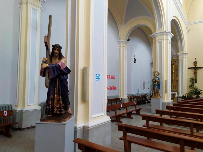 Imagen del Nazareno con la cruz en primer término y la Soledad al fondo.