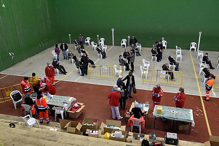 Jornada de vacunación a los mayores de entre 80 y 90 años en el pabellón de Vitigudino.