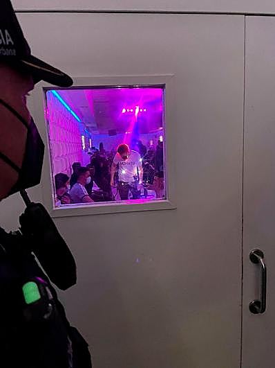 La Guardia Urbana desaloja a 90 personas de un bar de copas en Barcelona.