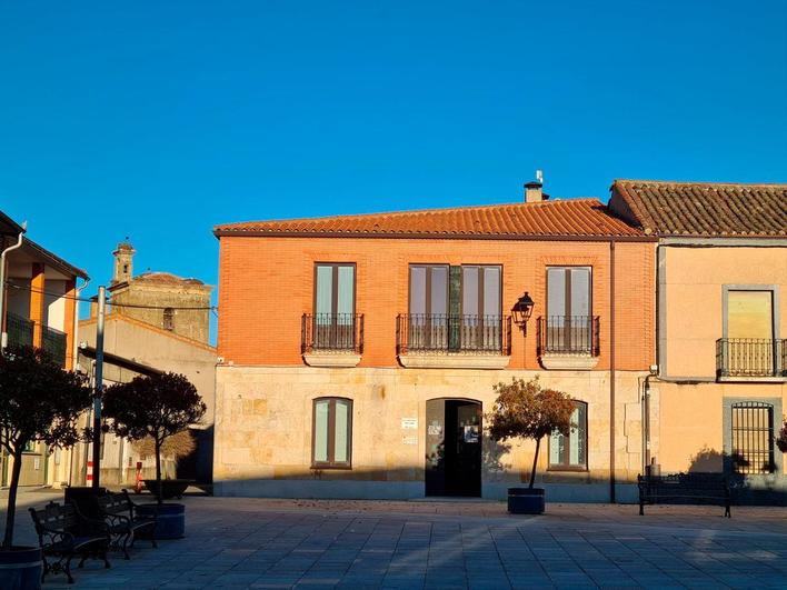 La vieja casona fue restaurada y desde 2010 acoge el Centro Cívico y la biblioteca de la localidad de Cantalpino.