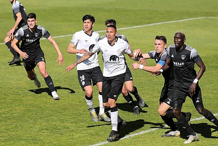 Maissa (derecha) en una jugada en el Helmántico.