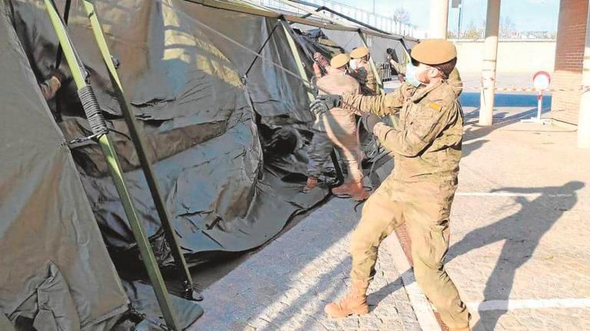 Los militares del Regimiento de Ingenieros, en el montaje del hospital de campaña en Segovia por el COVID.