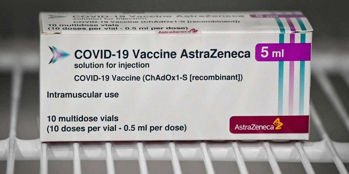 Una caja de vacunas contra el coronavirus de AstraZeneca